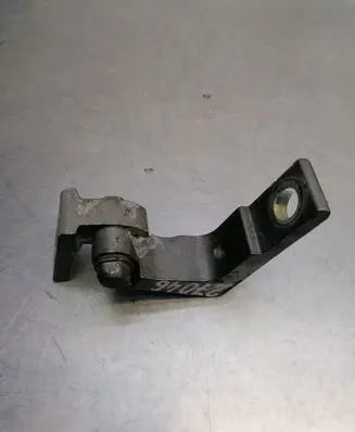 Volkswagen Touareg I Front door upper hinge 7L0831402