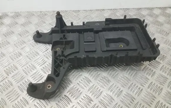Volkswagen PASSAT B7 Battery tray 1K0915333H