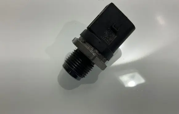 Mercedes-Benz CLS C219 Fuel pressure sensor 