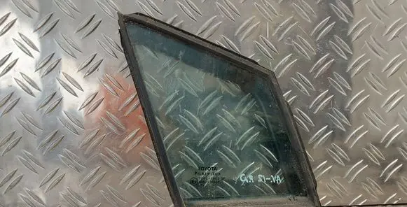 Toyota Avensis T270 Front door vent window glass four-door 43R001605