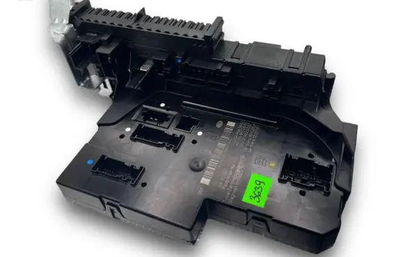 Mercedes-Benz C AMG W204 Central body control module S3639 A2049065602
