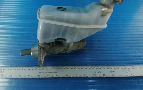 Hyundai i20 (PB PBT) Master brake cylinder 585101J500