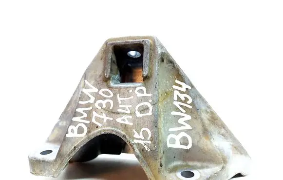 BMW 7 F01 F02 F03 F04 Engine mounting bracket