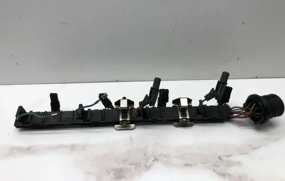 Volkswagen PASSAT B6 Fuel injector wires 03G971826