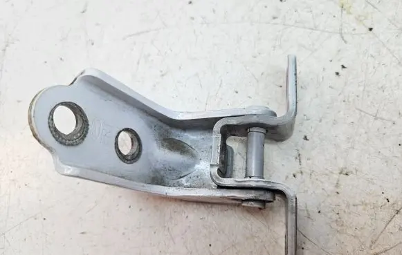 KIA Sportage Rear door lower hinge
