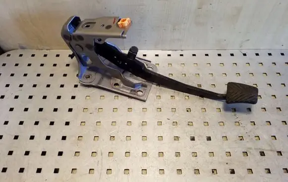 Peugeot 4007 Brake pedal