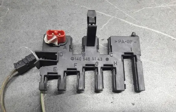 Mercedes-Benz S W140 Bracket in trunk/boot A1405465143