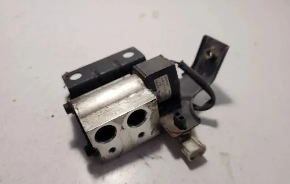 Subaru Legacy Air conditioning (A/C) expansion valve 4433101071