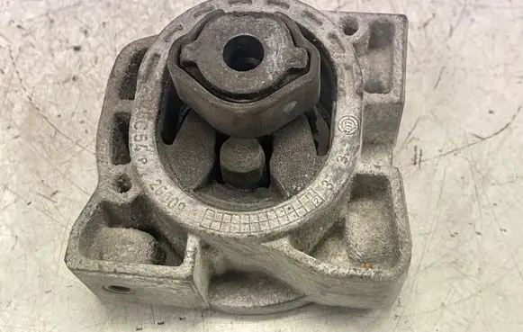 Mercedes-Benz B W245 Engine mount bracket A1692400918