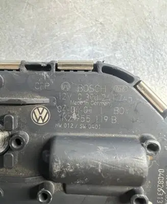 Volkswagen Golf V Wiper motor 0390241745