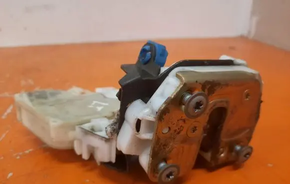 Nissan Pathfinder R50 Rear door lock 825525P003