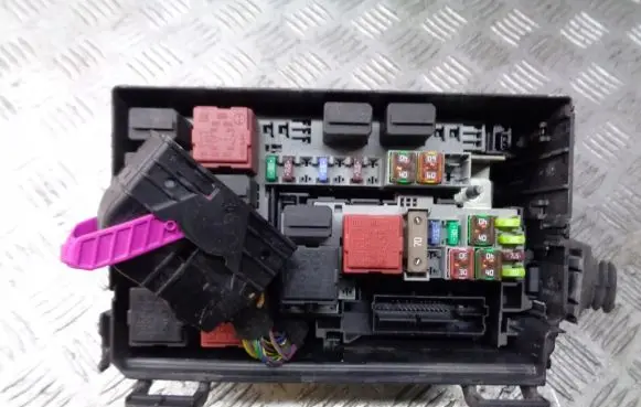 Opel Corsa D Fuse box cover 13292736