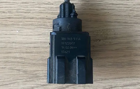 Audi A6 S6 C6 4F Brake pedal sensor switch 3B0945511A 19322007 17621