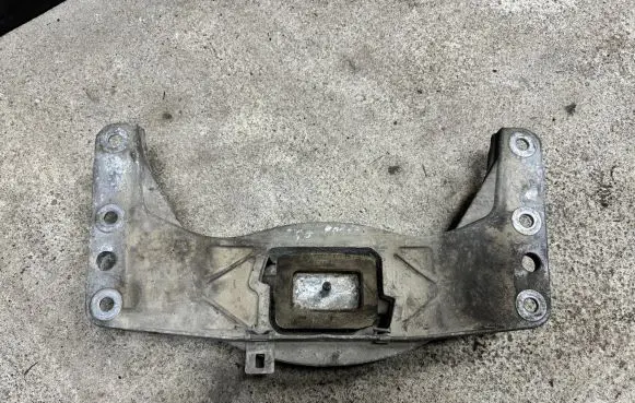 BMW 5 E60 E61 Gearbox mounting bracket 6761106