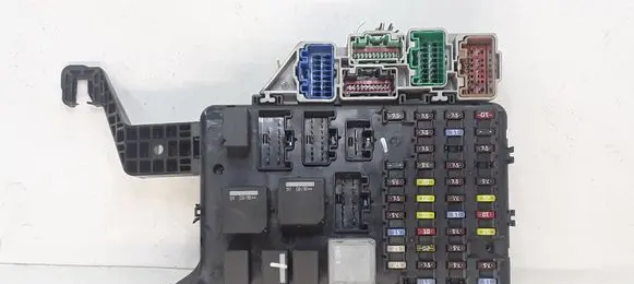 Ford Mondeo Mk III Fuse module 4S7T14A073AB