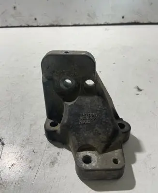 Volvo XC90 Engine mounting bracket 8634123 V014V 270S39A