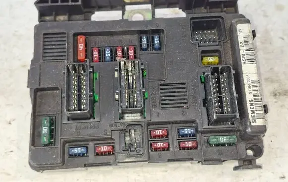 Peugeot 208 I Fuse module 9643498880 S118470003F 62231577