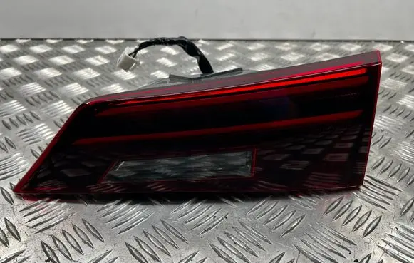 Tailgate rear/tail lights