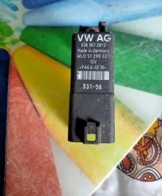 Volkswagen Golf V Glow plug pre-heat relay 038907281D