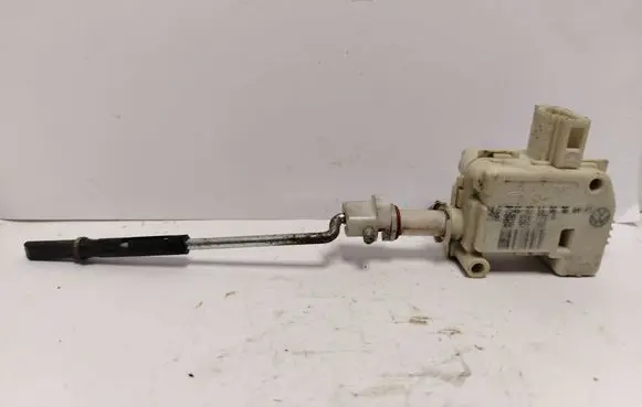 Volkswagen PASSAT B5 Central locking motor 3B0810773A 3B0959782