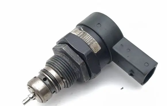 Mercedes-Benz ML W164 Fuel pressure regulator A6110780449 0281002494