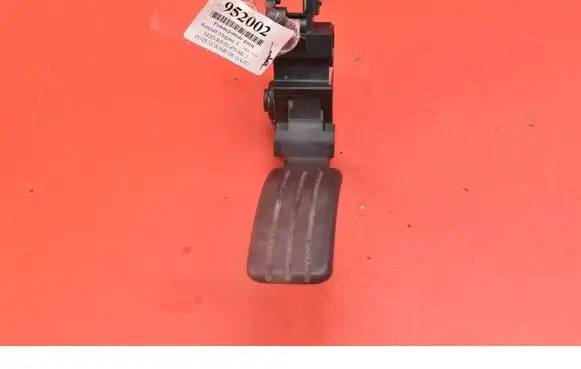 Accelerator throttle pedal