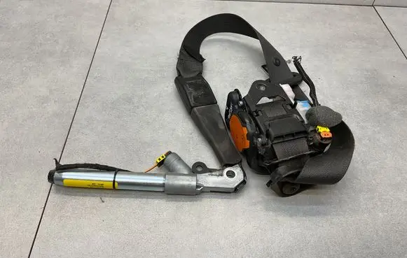 Opel Insignia A Front seatbelt 502J15A2ZE
