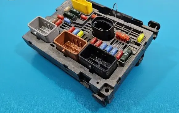 Citroen Berlingo Central body control module 9664706180 IMPRK1570612