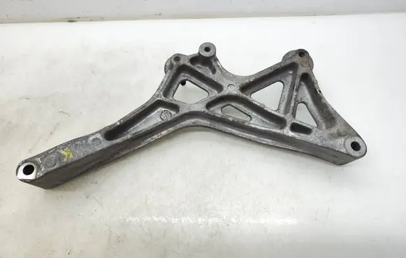 Isuzu D-Max Engine mounting bracket 