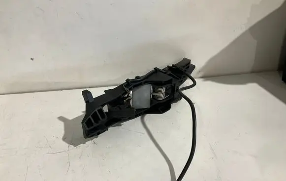 Rear door exterior handle/bracket