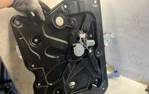 Nissan X-Trail T31 Front door window regulator with motor 80730EG000
