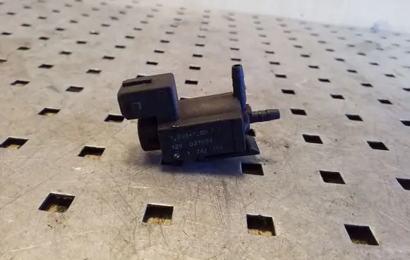 BMW 5 E39 Vacuum valve 1742712
