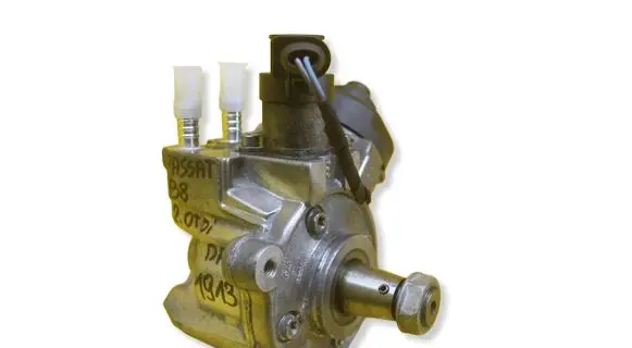 Volkswagen PASSAT B8 Fuel injection high pressure pump 04L130755D 0445010537