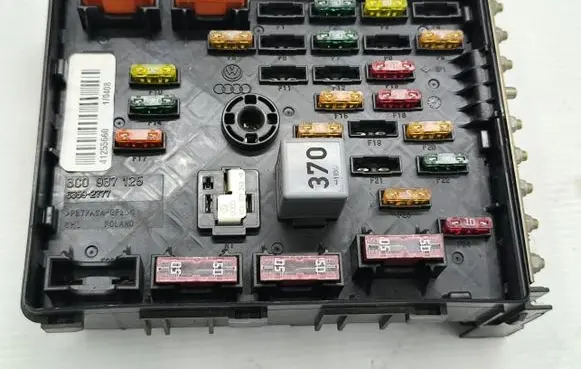 Volkswagen PASSAT B6 Fuse box set 3C0937125