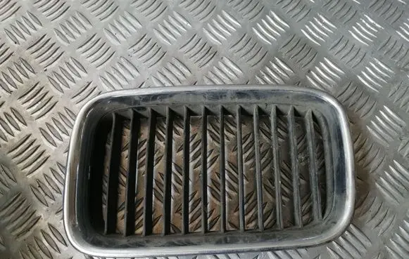 BMW 3 E36 Front grill 8122237