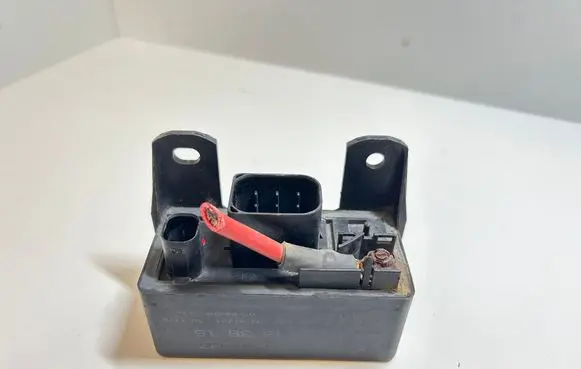 Mercedes-Benz Sprinter W906 Glow plug pre-heat relay 0005453516