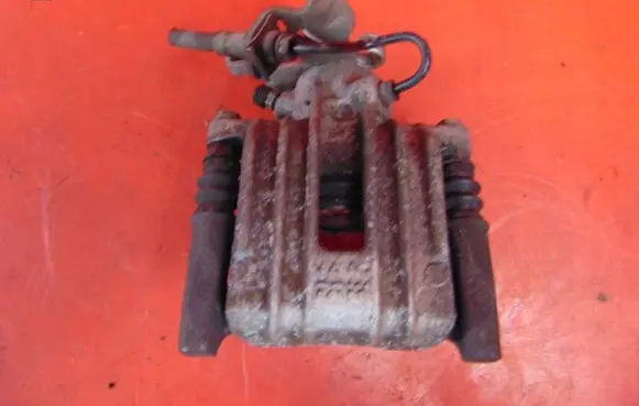Volkswagen Golf VI Rear brake caliper