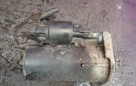 Volkswagen Golf IV Starter motor 0001121006