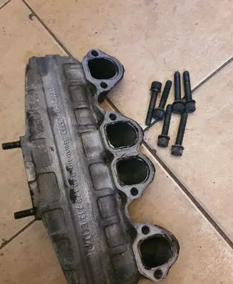 Volkswagen Golf III Intake manifold 028129713E