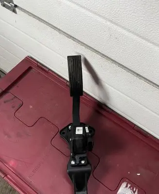 Accelerator throttle pedal