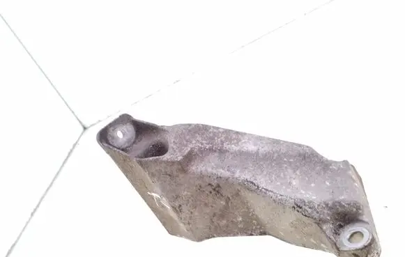 Volkswagen PASSAT B5.5 Engine mounting bracket 8D0199307P