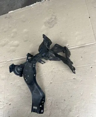 BMW 5 G30 G31 G38 Headlight/headlamp mounting bracket 7383857