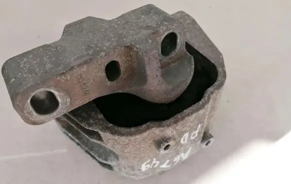 Audi TT Mk1 Engine mount bracket