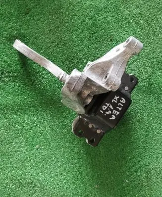 Seat Altea XL Engine mounting bracket 1k0199117A 1K0199555M