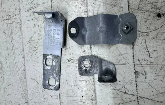 Audi A4 S4 B9 8W Fender mounting bracket 8W0821434B