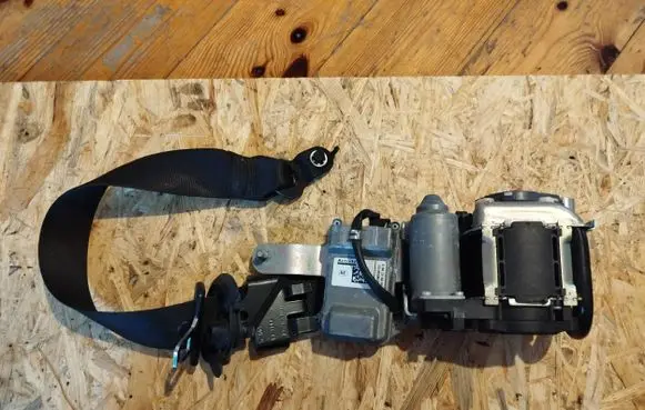 Mercedes-Benz C W204 Front seatbelt 615275000 011R000 16107647