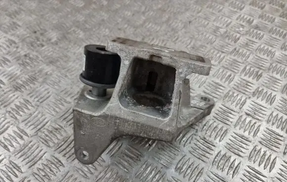Land Rover Evoque II Engine mounting bracket K8D26F030AA