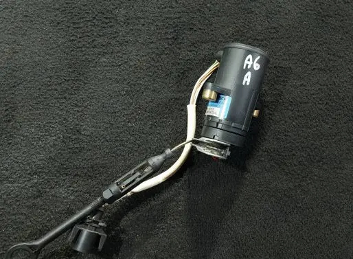 Audi A6 S6 C5 4B Throttle position sensor 28907475AL 0281002289 964101716