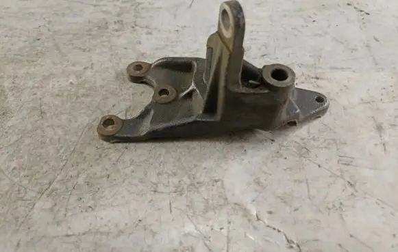 Suzuki Grand Vitara I Engine mounting bracket