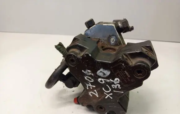 Volvo XC90 Fuel injection high pressure pump 8692521 0445010111